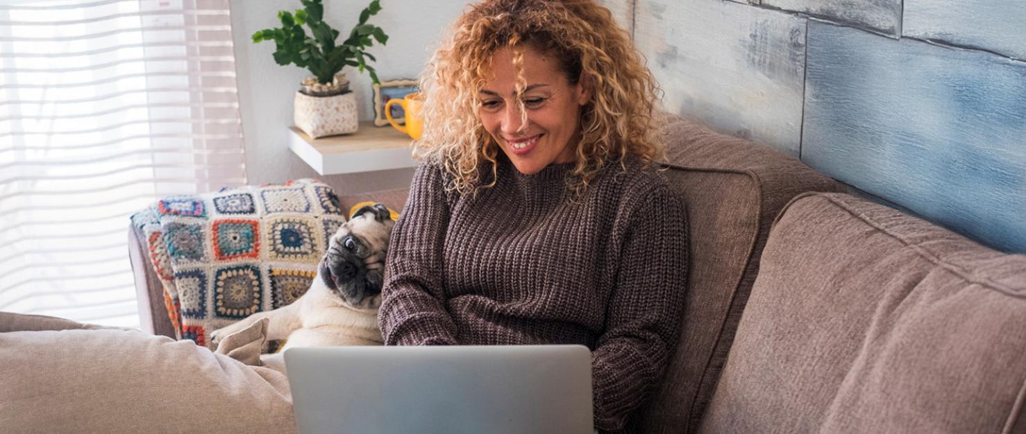 vrouw op de bank met laptop