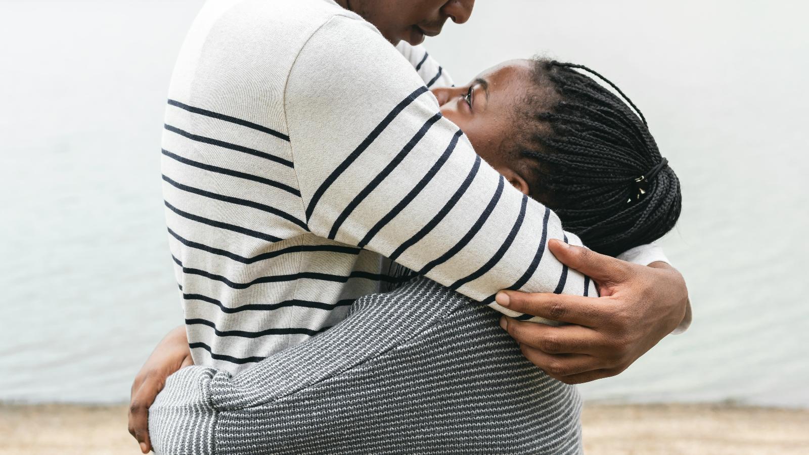 Man en vrouw in omhelzing