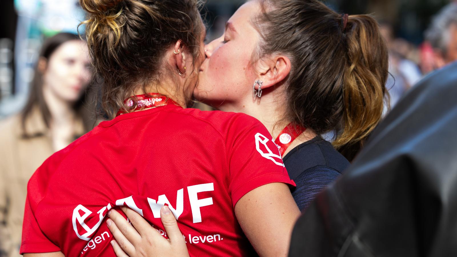 Vriendinnen omhelzen elkaar na een ren tegen kanker