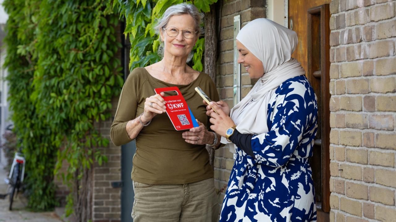 Vrouw met collectebord aan de deur, donatie via qr-code