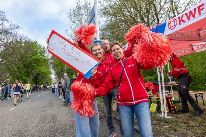Aanmoediging juichende vrijwilligers bij event