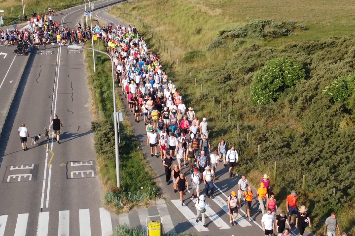 Grote groep mensen wandelt tegen kanker